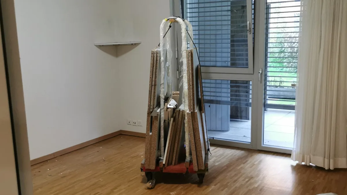 Ein auseinandergenommenes Regal wurde auf einen Wagen verpackt.